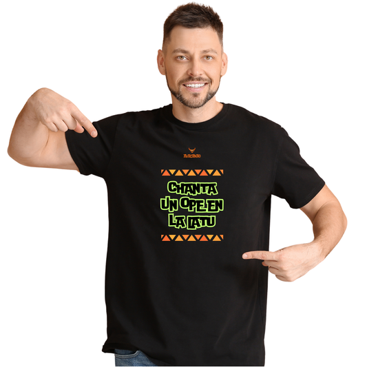 Polera Polo negra 100% algodón con frase típica chilena "Chanta un ope en la latu"