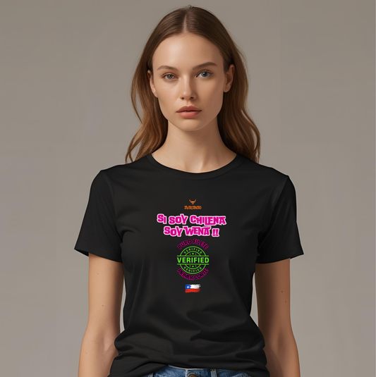 Polera Polo negra 100% algodón con frase típica chilena "Si soy chilena soy wena"